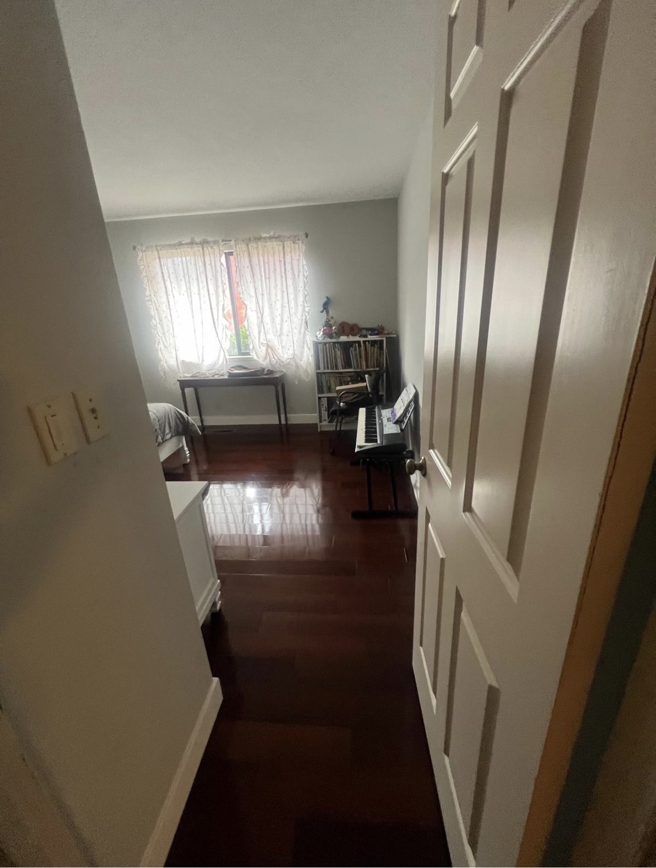 Bedroom with mirror-finish hardwood floor after deep cleaning