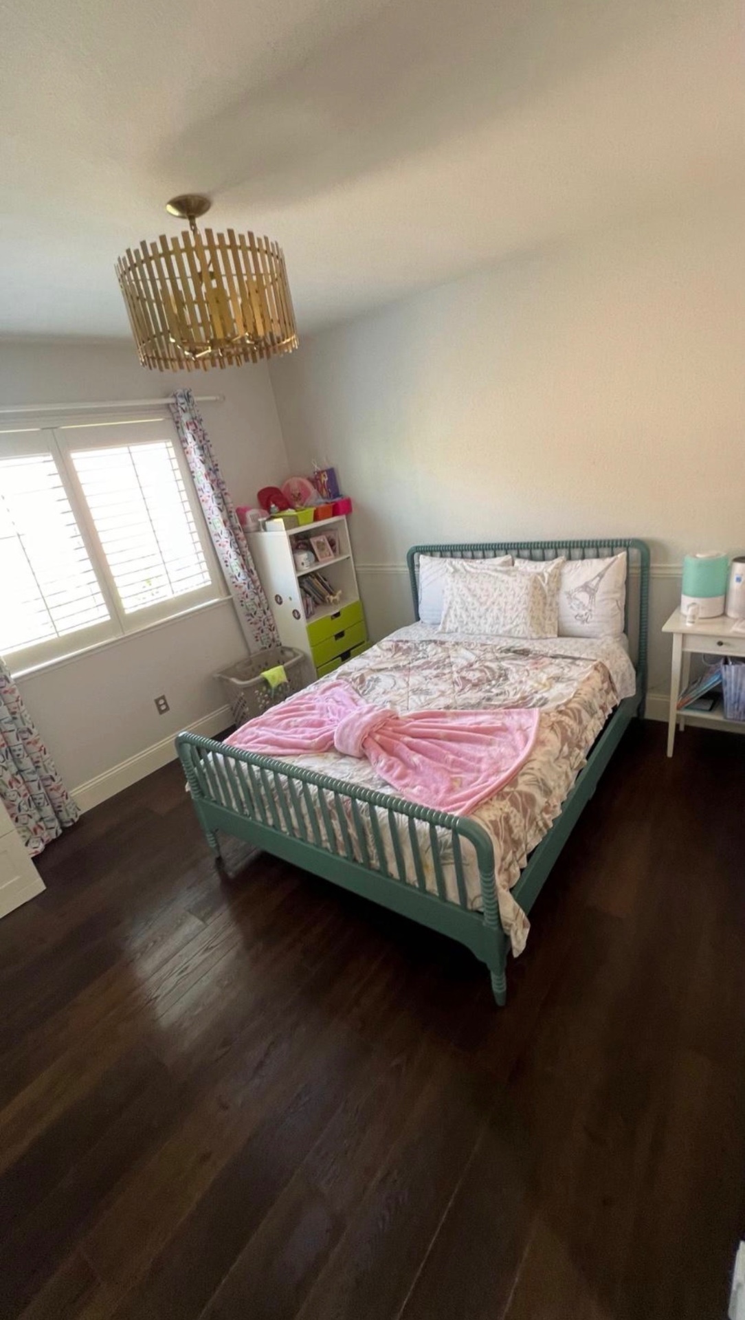 Kids bedroom tidied, dusted, and floors polished